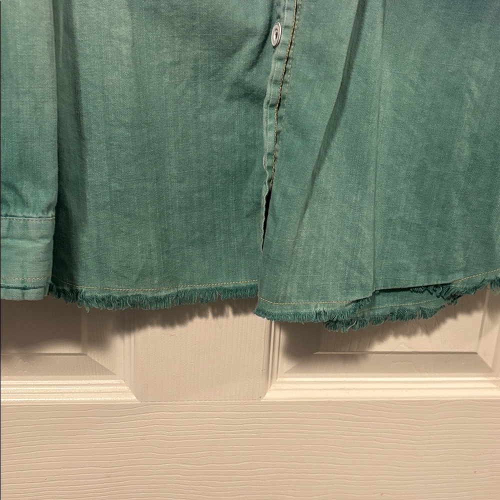 Free People ombrey frayed hem chambray button down top size medium - Picture 5 of 5